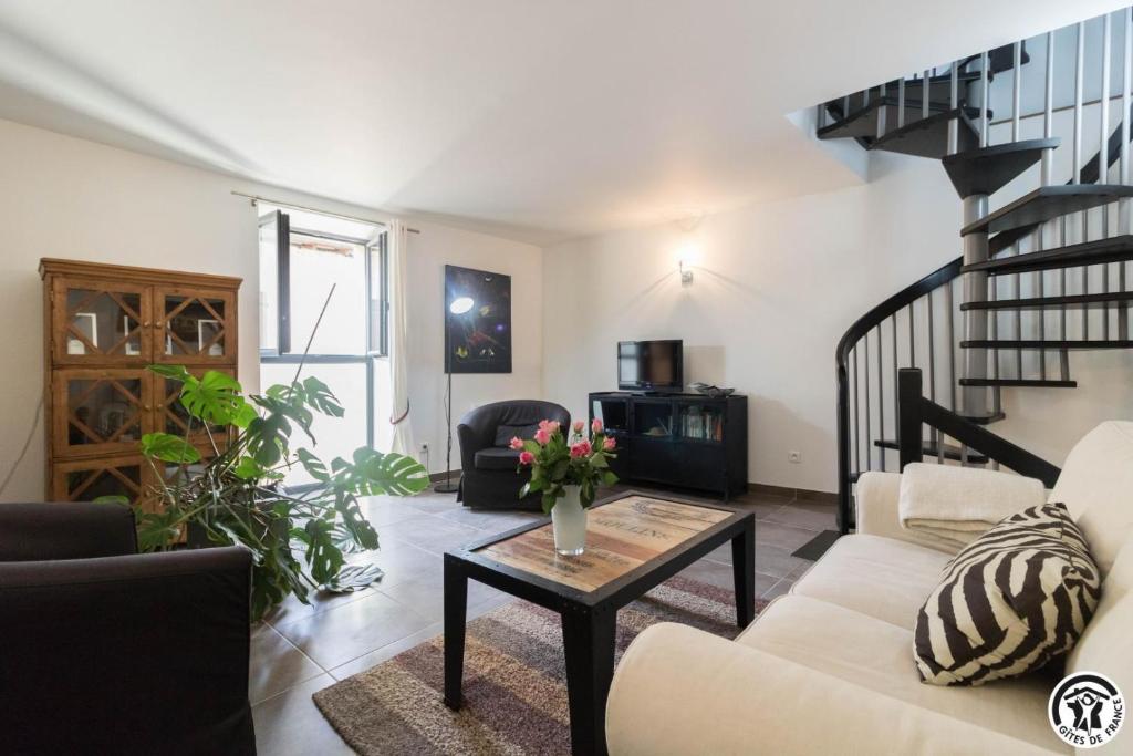 a living room with a couch and a table at Le hérisson in Aurignac