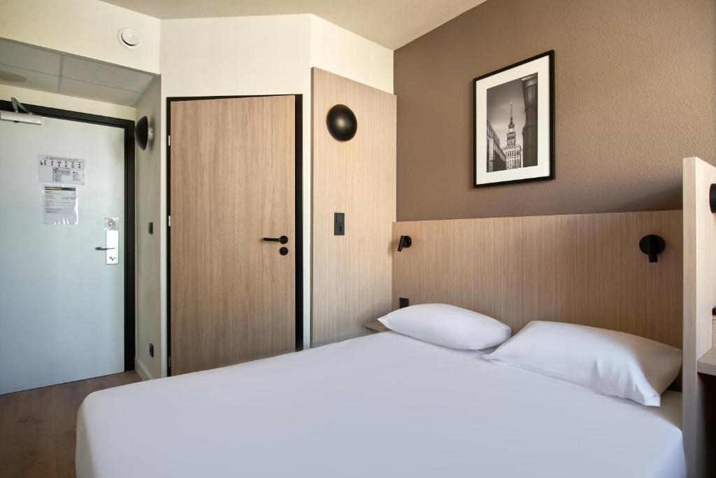 
Standard Room - 1 Queen Bed
