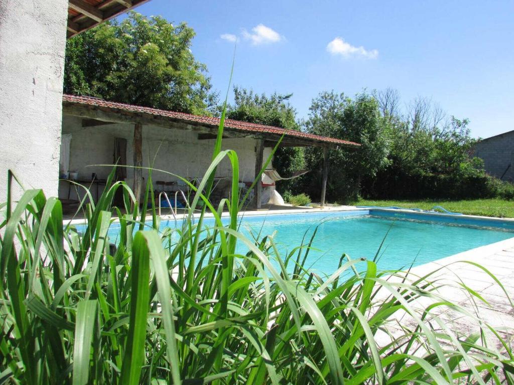 a swimming pool in front of a house at Le gîte des oiseaux in Montbernard