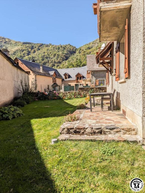 a picnic table in a yard next to a building at Le pequerin in Oô