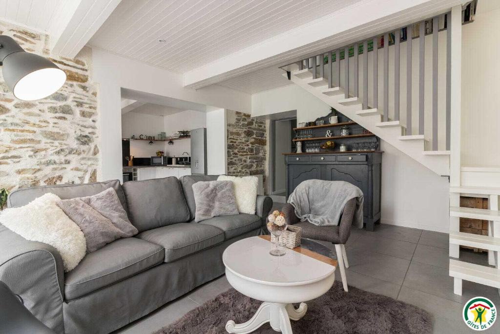 a living room with a couch and a table at Gîte de pene blanque in Arbas