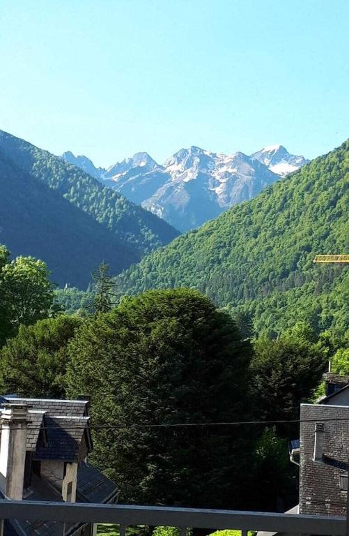 a view of a mountain range with snow capped mountains at L'encantador in Saint-Mamet