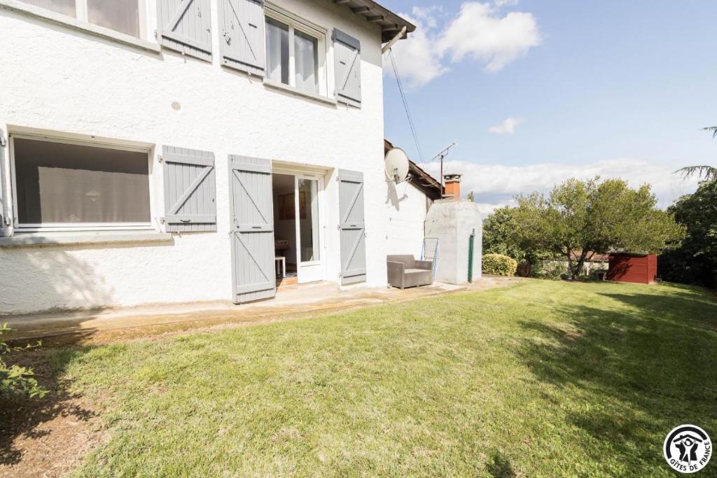 a white house with a lawn in front of it at Vacances garonne toulouse in Saubens