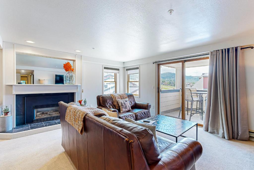 una sala de estar con un sofá y una mesa en Torian Plum Plaza 204, en Steamboat Springs