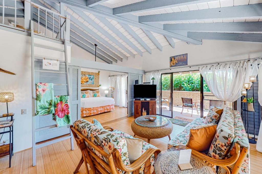 Μια τηλεόραση ή/και κέντρο ψυχαγωγίας στο Plumeria Breeze at Ke Nani Kai #201