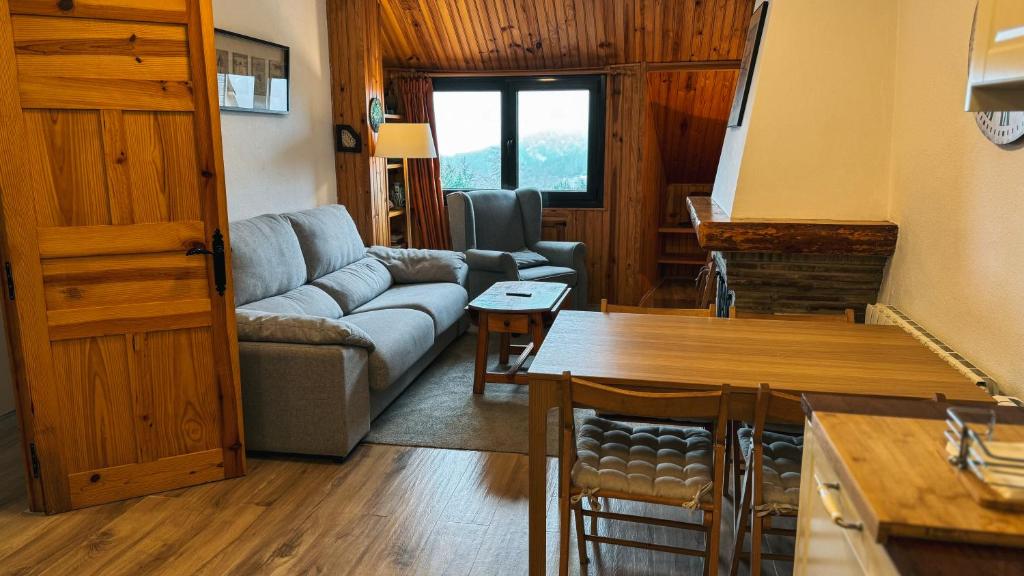 Apartamento montaña con piscina y zona deportiva. - Housity