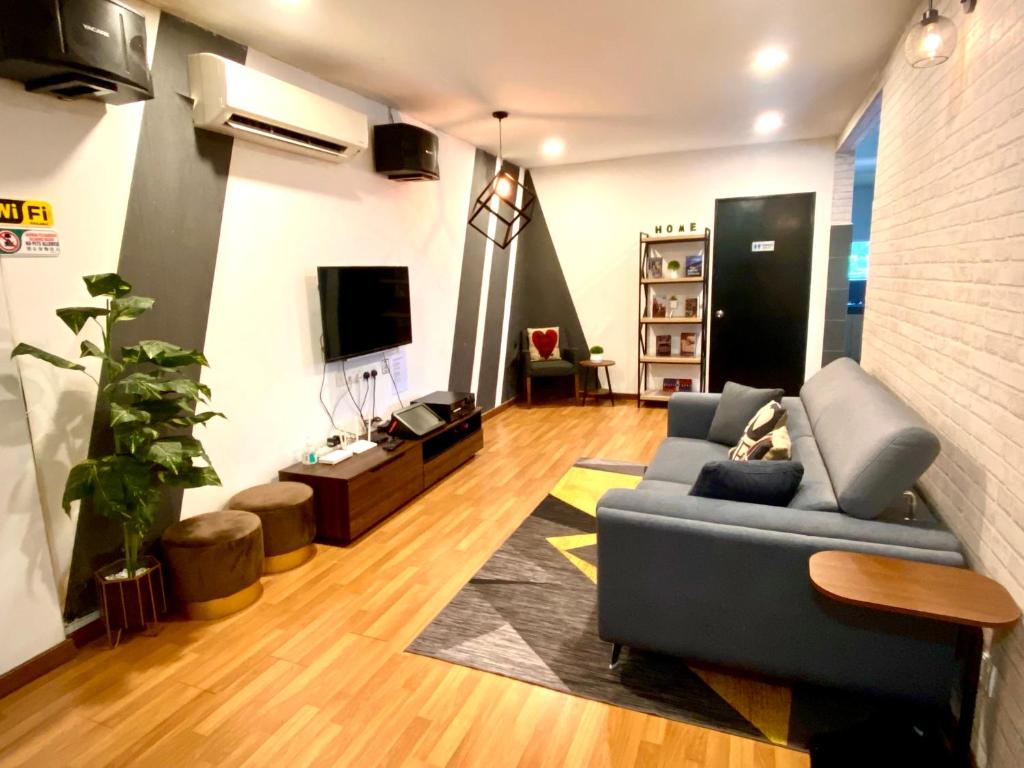 TV a/nebo společenská místnost v ubytování W boutique 10pax with family karaoke