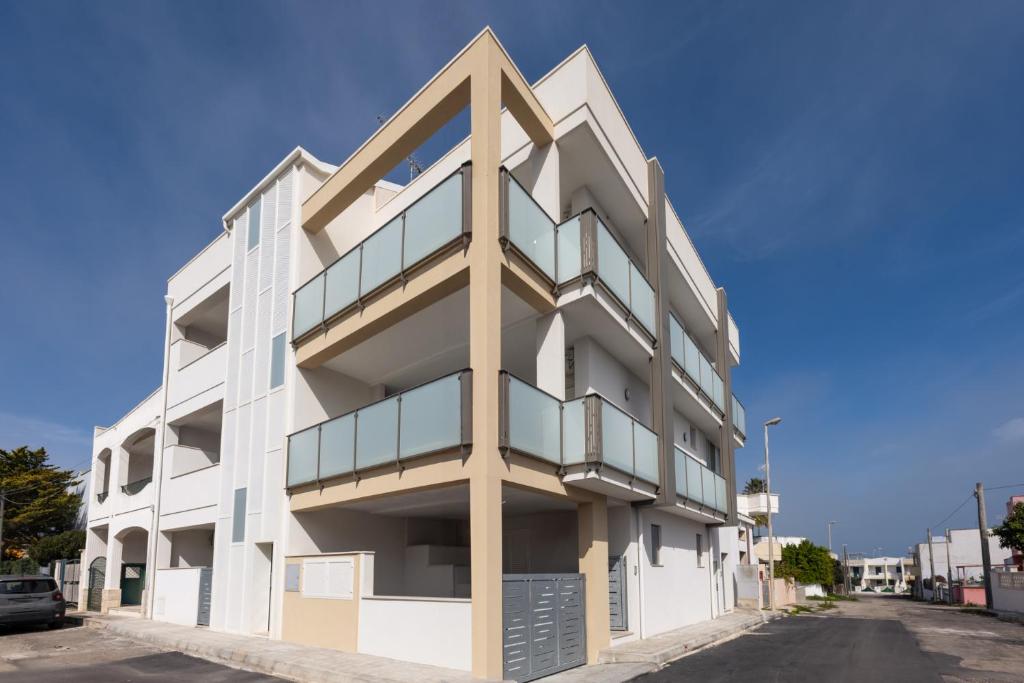 a white building with an arrow on the side at Centonze appartamenti in San Foca