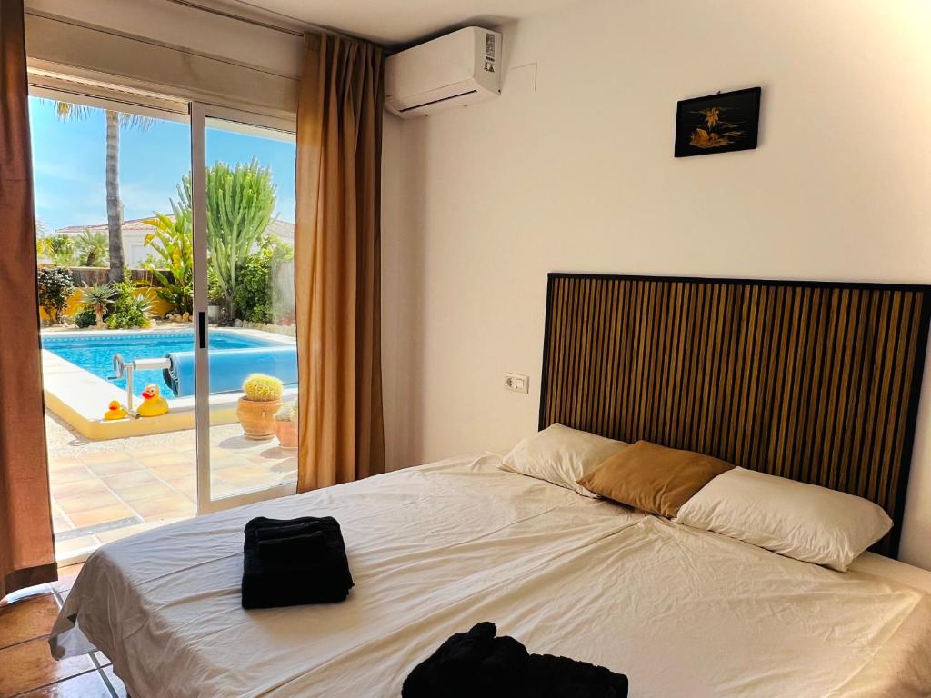 Ένα ή περισσότερα κρεβάτια σε δωμάτιο στο 3-bedroom villa with pool in quiet area on Costa Blanca for longer term rental