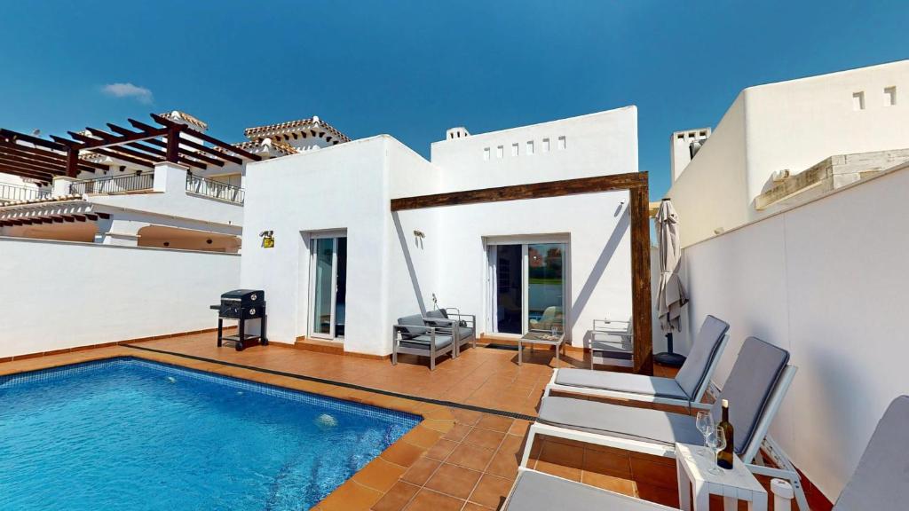 eine Villa mit Swimmingpool und Terrasse in der Unterkunft Casa de las Sonrisas - An MHR Property in Torre-Pacheco