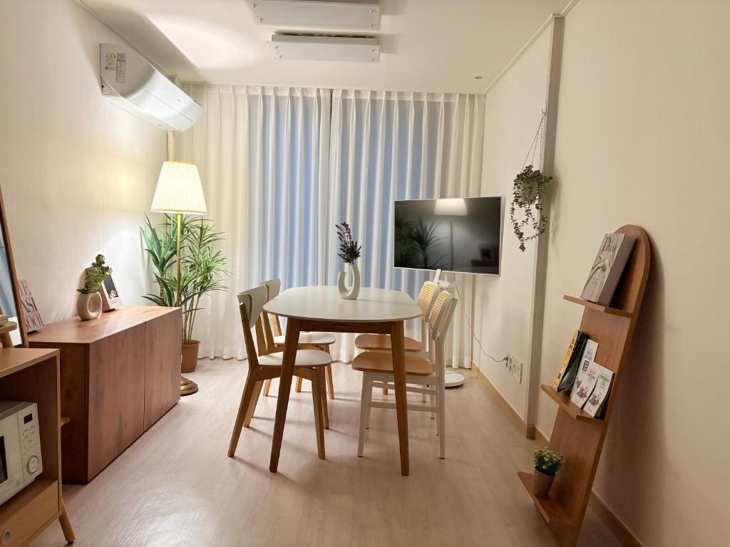 a living room with a table and chairs in a room at #동탄역#투룸#에버랜드#민속촌#캐리비안베이#화성#수원#용인#호수공원#이케아#삼성 in Hwaseong