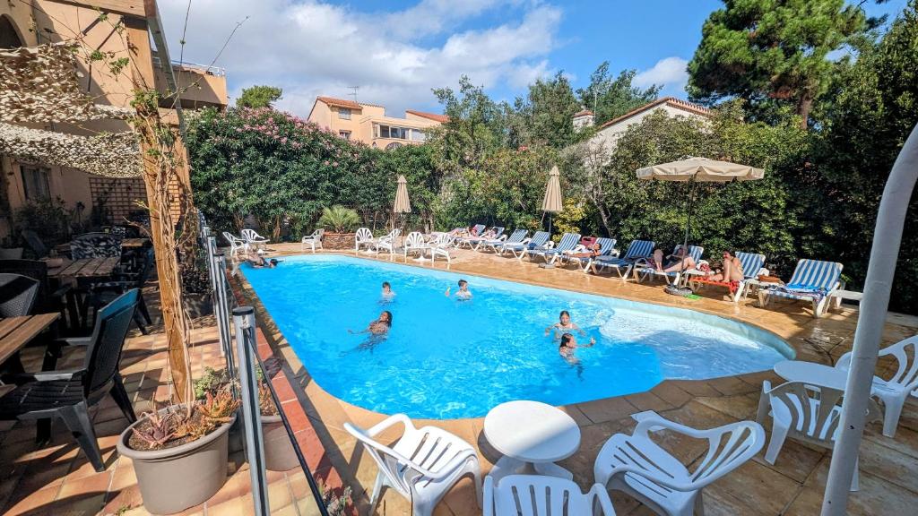 Bazén v ubytování Hôtel Le Maritime nebo v jeho okolí