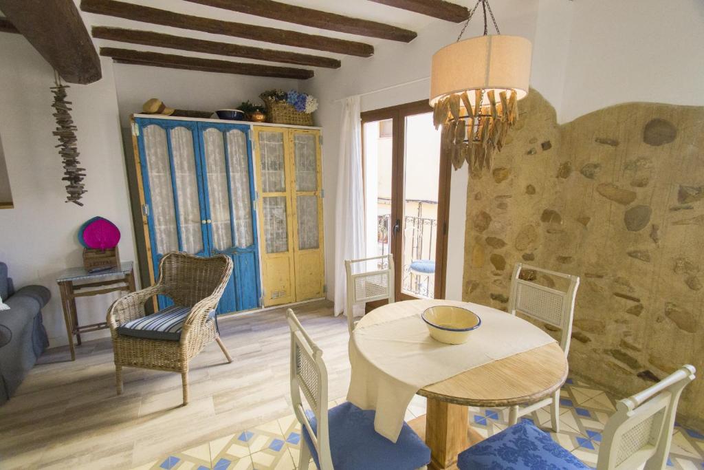 a living room with a table and chairs at HappyVila SUITE APARTMENTS in Villajoyosa