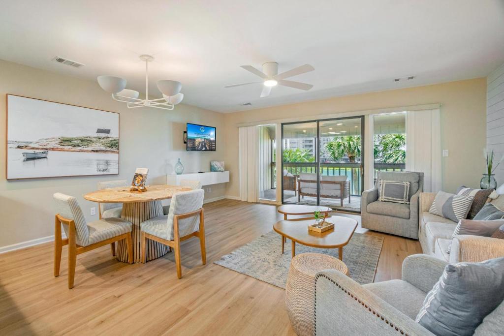 ein Wohnzimmer mit einer Couch und einem Tisch in der Unterkunft Seascape Boardwalk Villa 277 in Destin