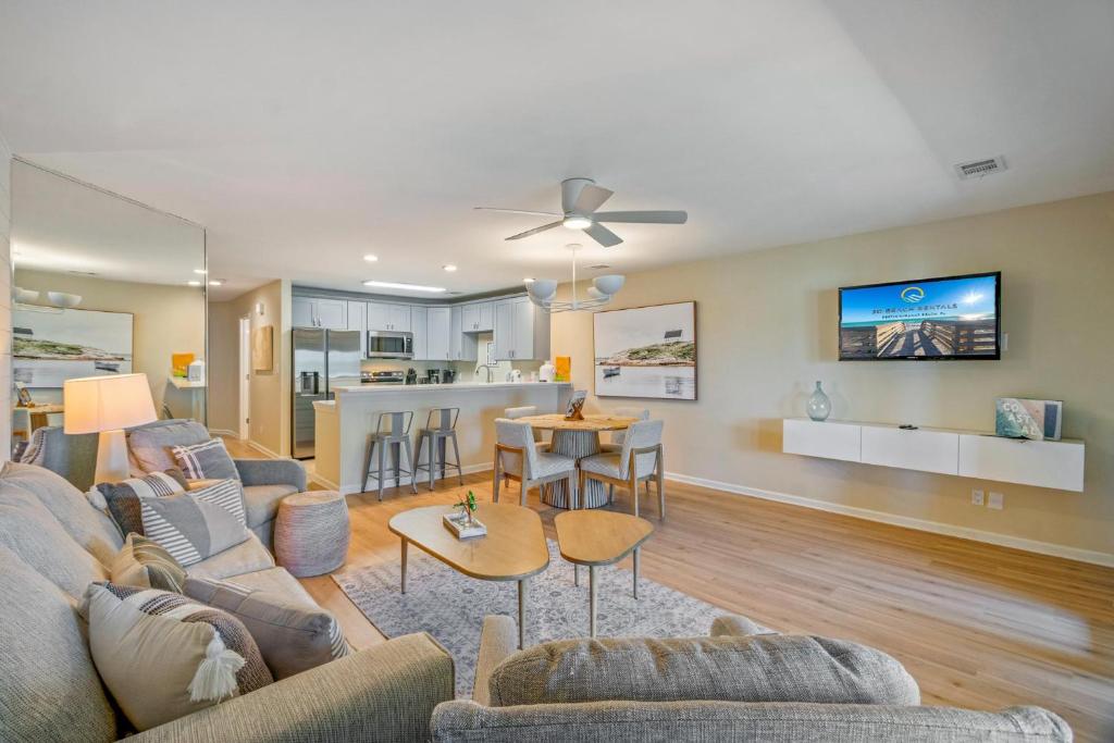 ein Wohnzimmer mit einer Couch und einem Tisch in der Unterkunft Seascape Boardwalk Villa 277 in Destin