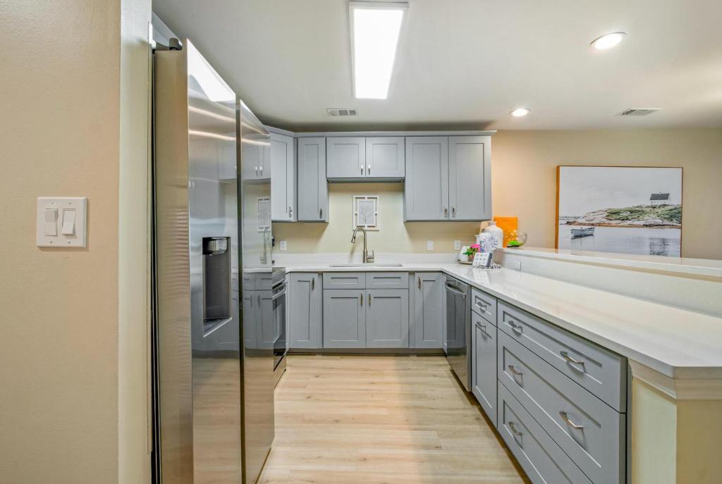 eine Küche mit weißen Schränken und einer Arbeitsplatte in der Unterkunft Seascape Boardwalk Villa 277 in Destin