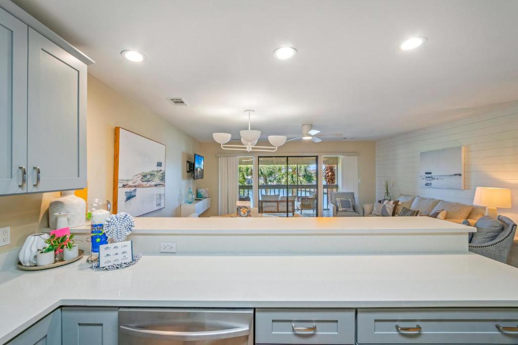 eine Küche mit einer Theke und ein Wohnzimmer in der Unterkunft Seascape Boardwalk Villa 277 in Destin