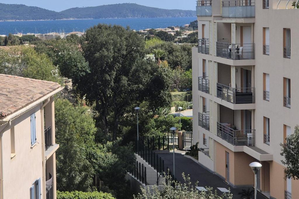 un immeuble d'appartements avec vue sur l'eau dans l'établissement Apartment with terrace near the beach, à Cavalaire-sur-Mer