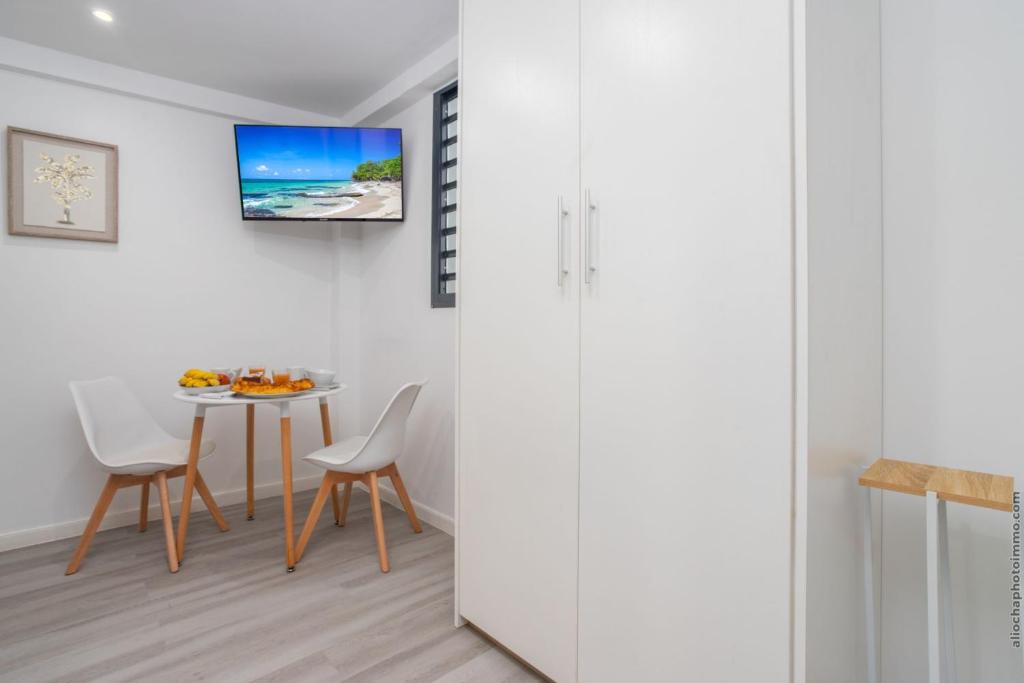 TV a/nebo společenská místnost v ubytování Studio Cœur de Ville Lamartine C