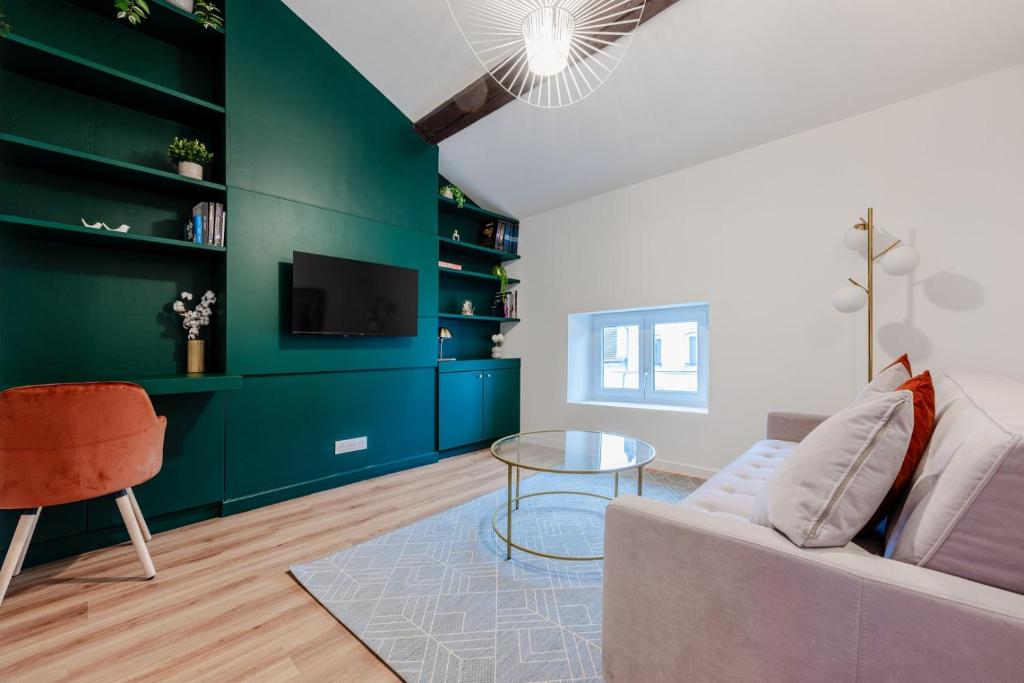 un salon avec un canapé et une table dans l'établissement OIQIA • Stanislas, à Nancy