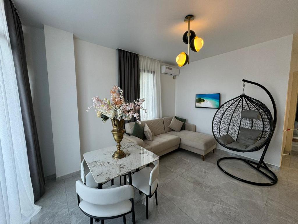 a living room with a couch and a table with chairs at Villa Se in Kvariat'i