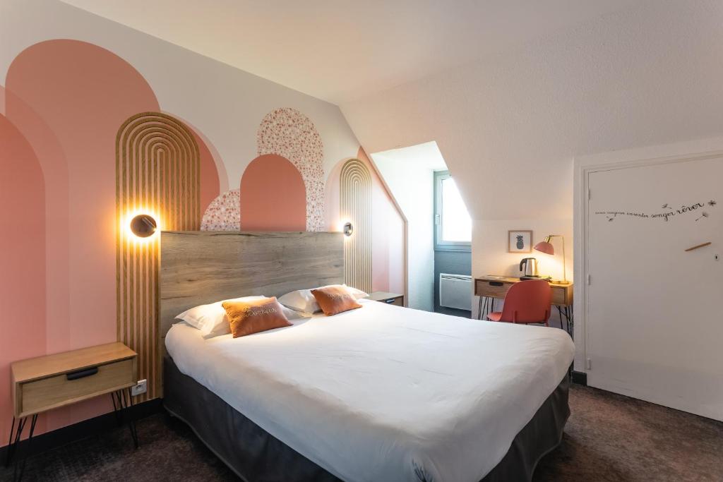 Un dormitorio con una cama grande con sábanas blancas. en Relais Amadourien, en Rocamadour
