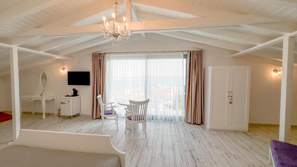 TV a/nebo společenská místnost v ubytování Cunda Nisa Otel