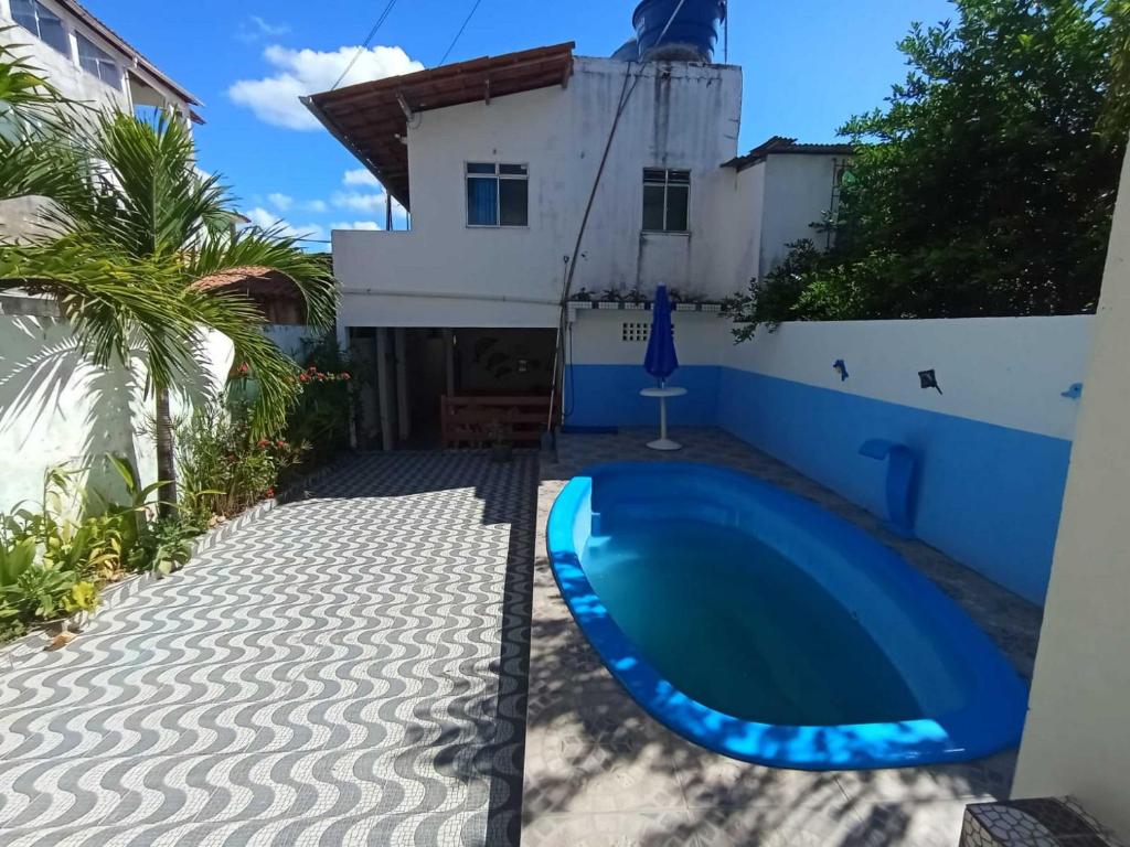 a pool in the backyard of a house at Quarto 3 quádruplo café da manhã em Pousada, Praia de Cabuçu BA in Saubara