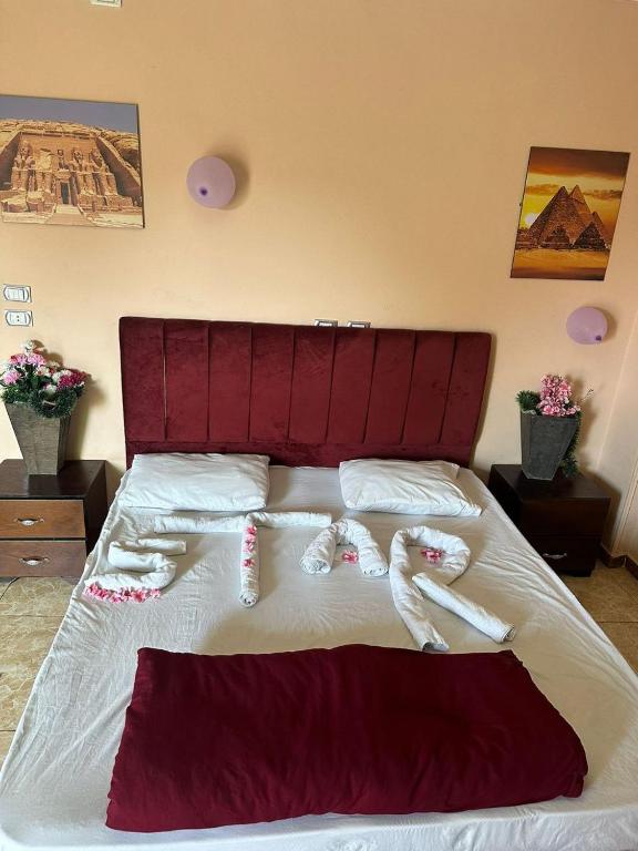 Postel nebo postele na pokoji v ubytování Giza pyramids Star Inn