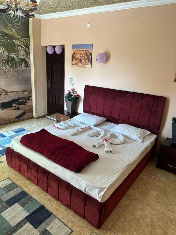 Postel nebo postele na pokoji v ubytování Giza pyramids Star Inn