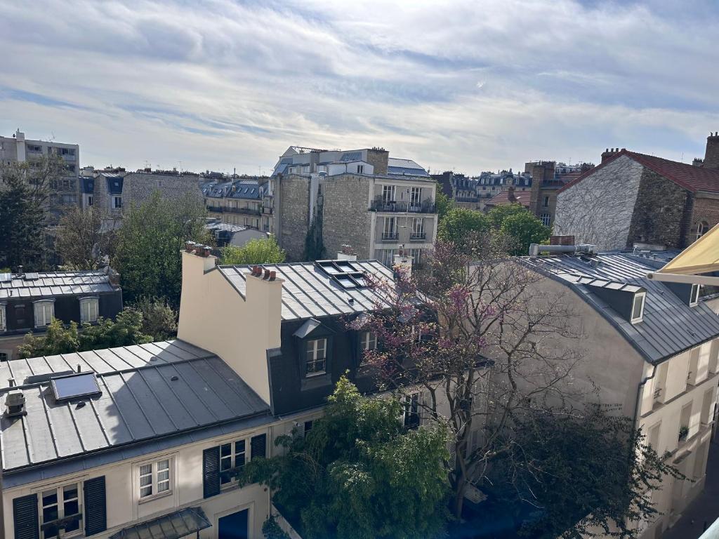 un groupe de bâtiments avec des panneaux solaires sur leurs toits dans l'établissement Appartement muette, à Paris
