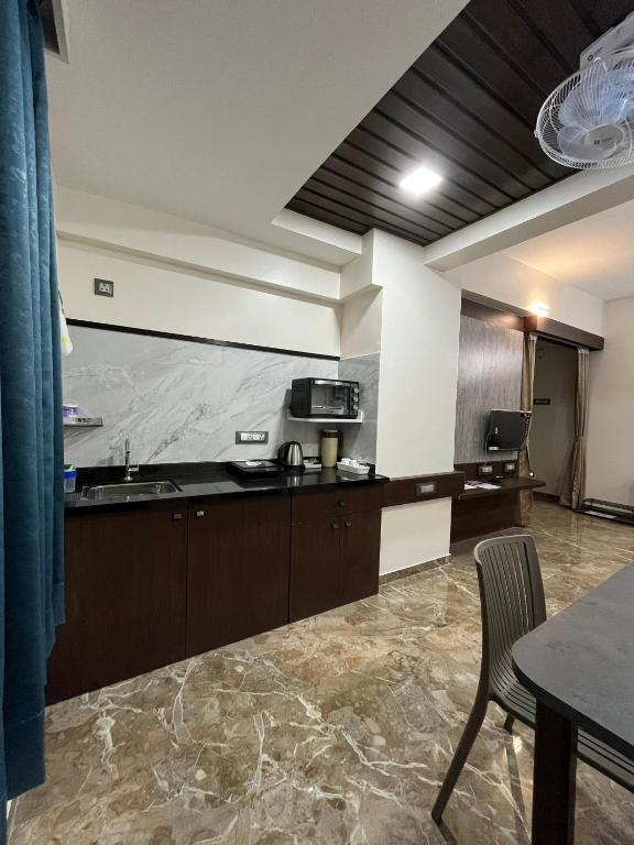 Kuchyň nebo kuchyňský kout v ubytování Kuber Suites