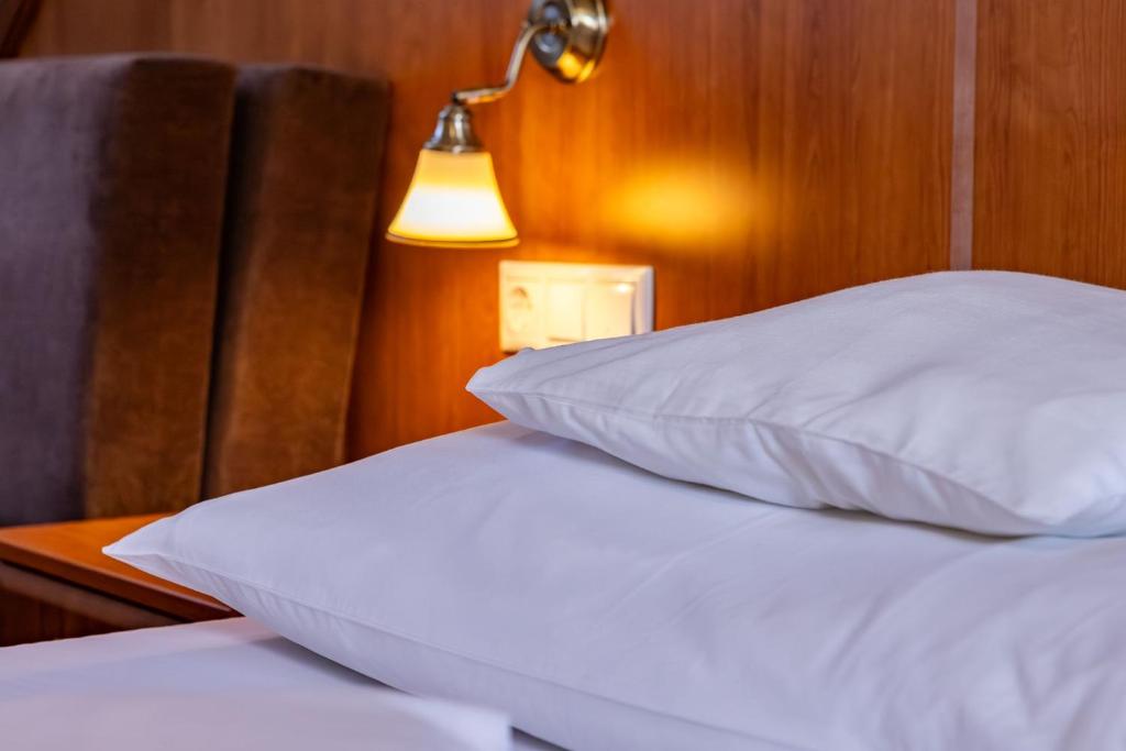 Postel nebo postele na pokoji v ubytování Hotel Barbakán