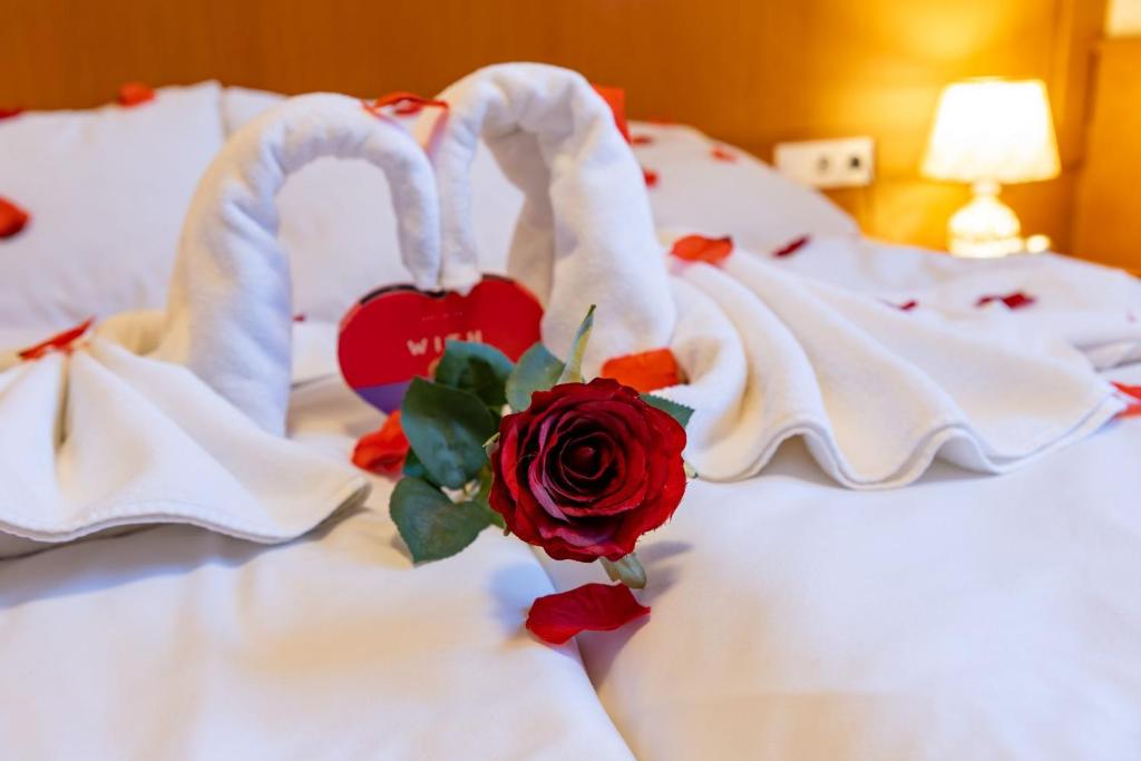 Postel nebo postele na pokoji v ubytování Hotel Barbakán
