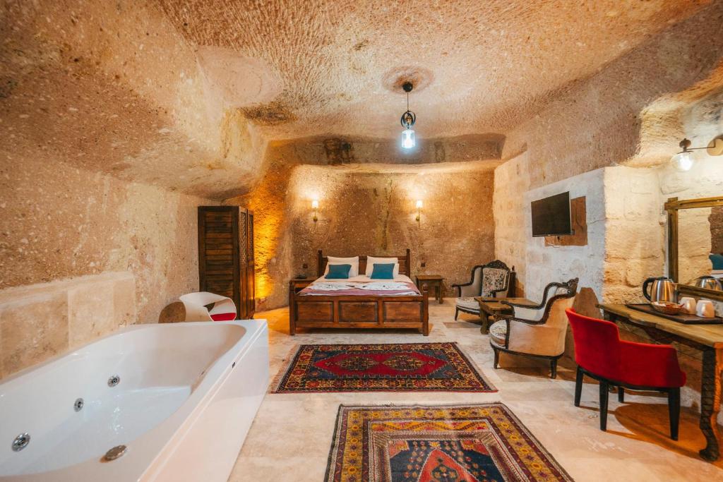 Cappatria Cave House - Queen Room With Spa Bath