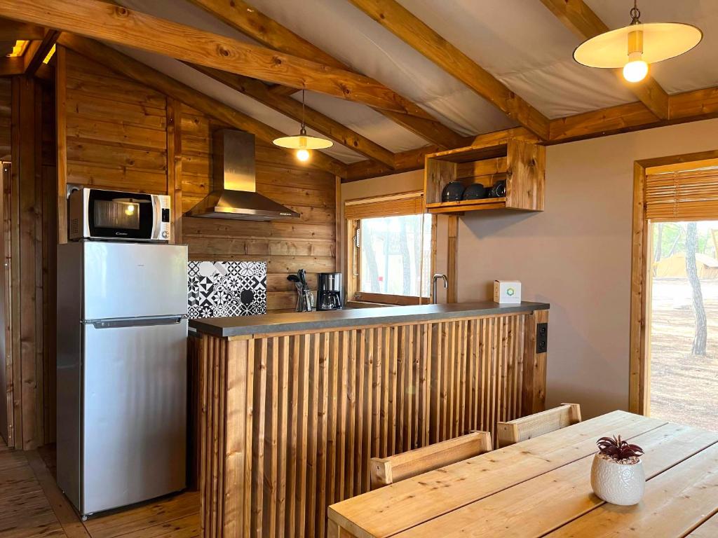 Kuchyň nebo kuchyňský kout v ubytování Camping la Tamarissière