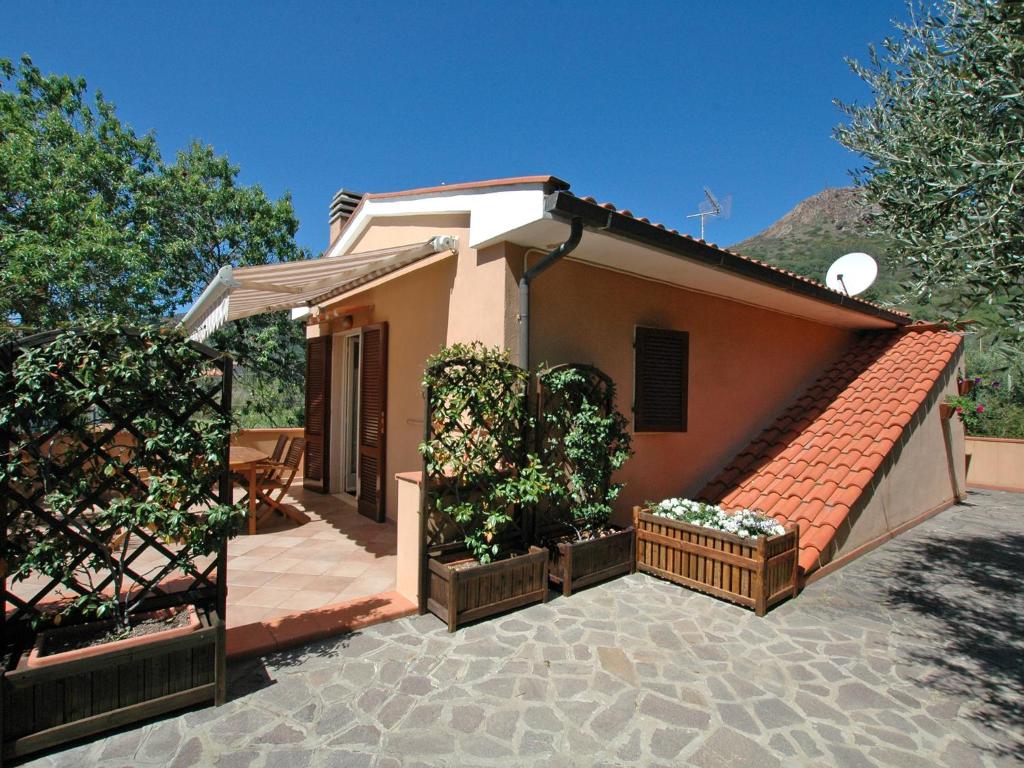 a small house with a patio in front of it at Le maree Lorena in Porto Azzurro