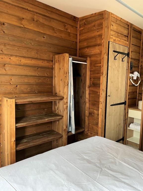 Postel nebo postele na pokoji v ubytování Camping la Tamarissière