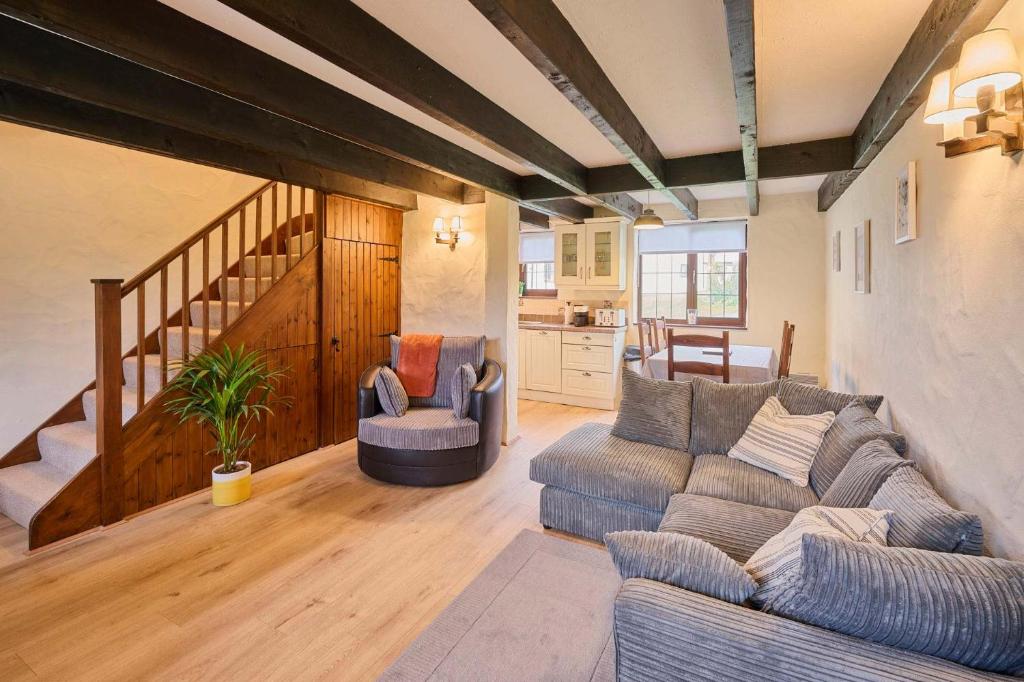 ein Wohnzimmer mit 2 Sofas und einer Treppe in der Unterkunft Host & Stay - Providence Cottage in Woolacombe
