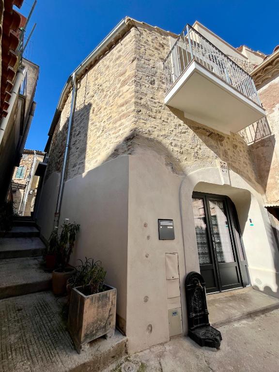 - un bâtiment avec une porte et un balcon dans l'établissement April' House Neffiès, à Néffiès