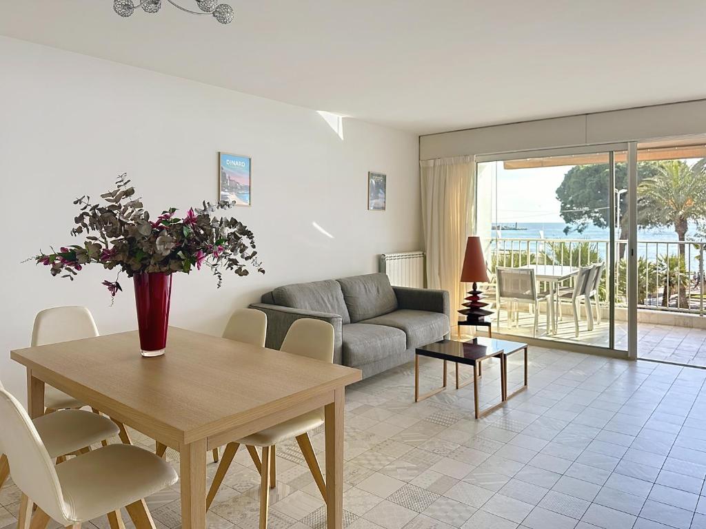 un salon avec une table et un canapé dans l'établissement Cozy 2-bedroom apartment with terrace, sea view and parking in Cannes, à Cannes