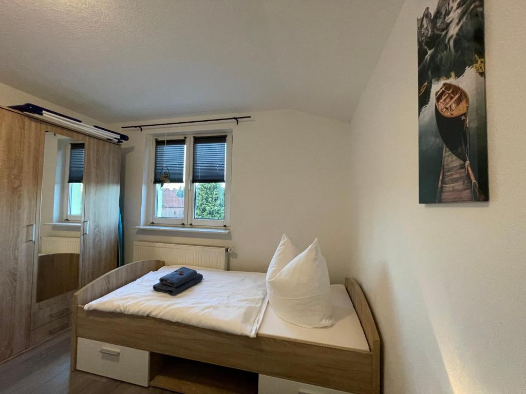 Postel nebo postele na pokoji v ubytování Hotel & Gasthof Zum Löwen