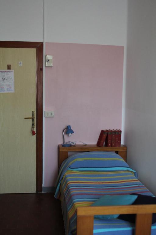 Postel nebo postele na pokoji v ubytování Ostello Domus Civica