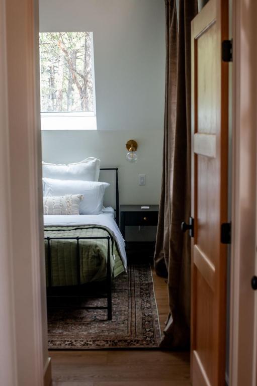 Postel nebo postele na pokoji v ubytování A-frame 10 Min to Downtown Durango