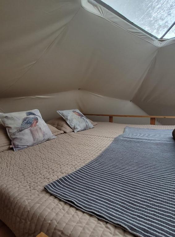 Postel nebo postele na pokoji v ubytování Glamping in the middle of nature and ocean view