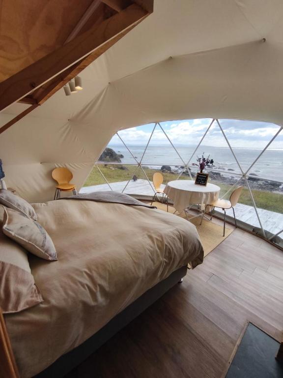 Postel nebo postele na pokoji v ubytování Glamping in the middle of nature and ocean view
