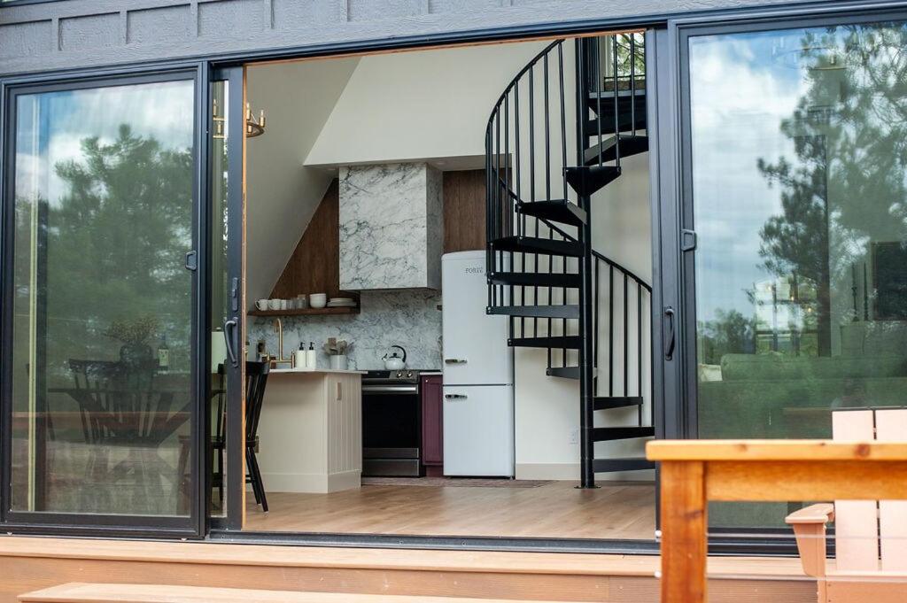 Kuchyň nebo kuchyňský kout v ubytování A-frame 10 Min to Downtown Durango