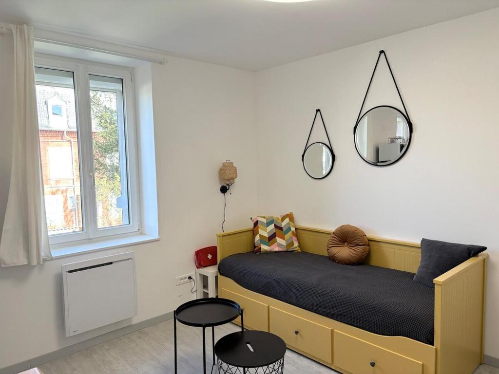 1 dormitorio con 1 cama con espejo y 2 taburetes en Emma's Nest! Very good location, quiet 4 people, en Mulhouse
