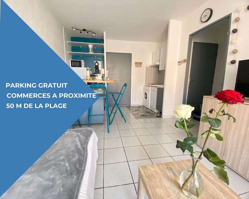 un salon avec un vase et une fleur sur une table dans l'établissement Sainte Marie appartement 4 Pers à quelques pas de la plage, à Sainte-Marie-la-Mer