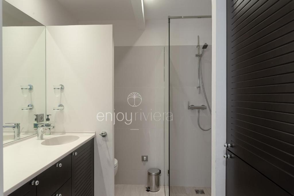 Kúpeľňa v ubytovaní " Paradis en Rez de jardin " Standing - Vue Mer - piscine privée